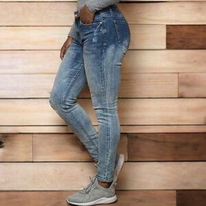 AWESOME DENIM JEANS WITH 5 POCKETS.